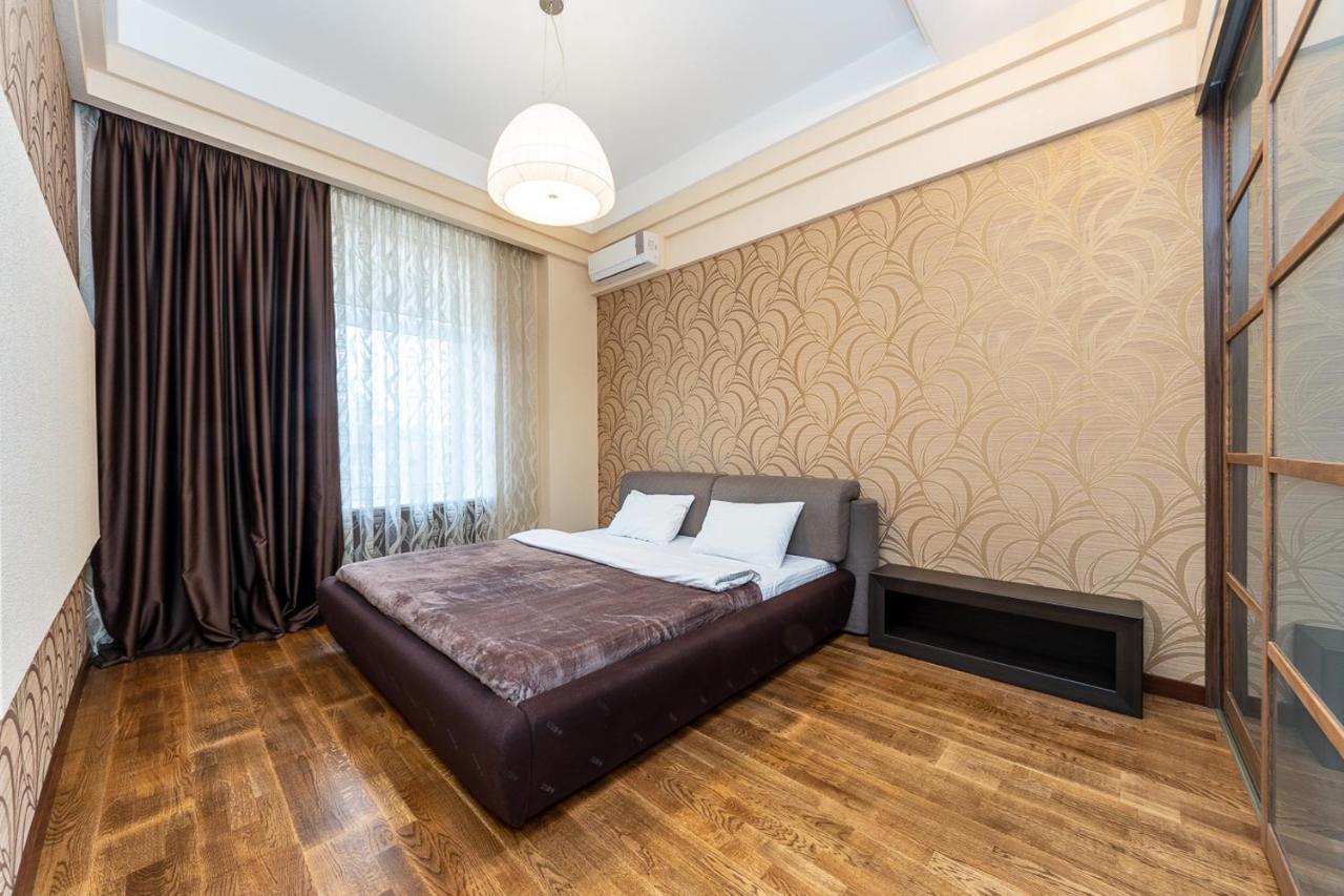 Apartments On Besarabka Kyiv Exterior photo