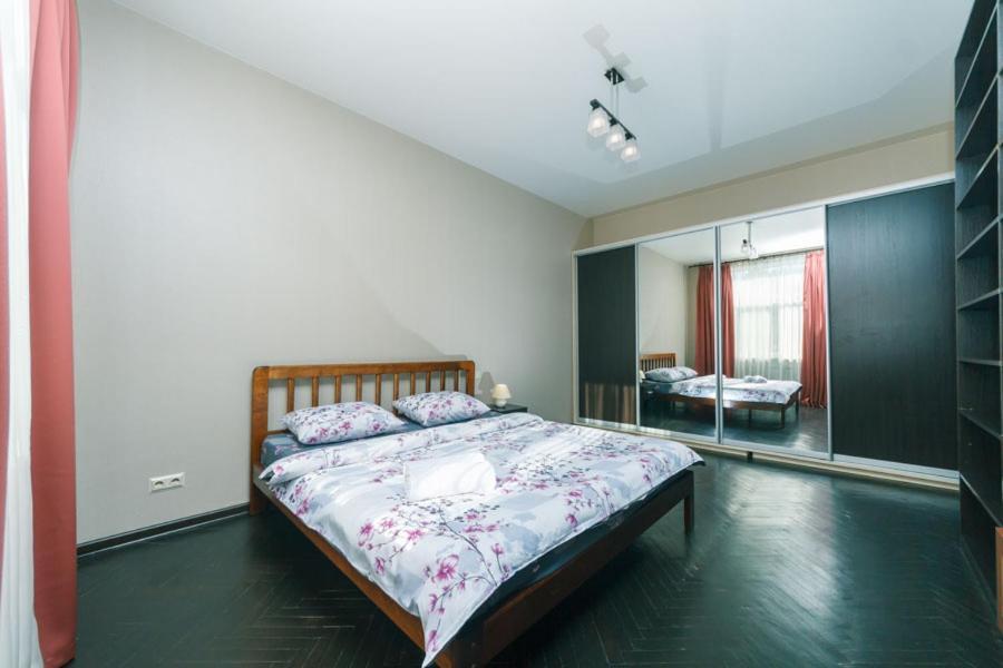 Apartments On Besarabka Kyiv Exterior photo